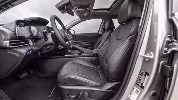 Новые Hyundai Elantra вернулись в Россию по цене от 1,89 млн рублей
