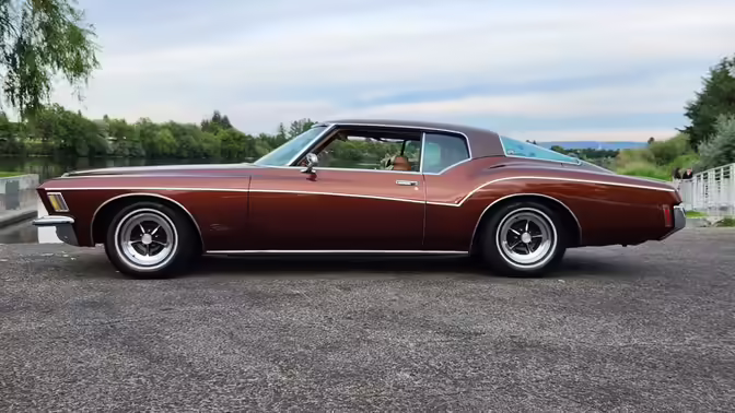 В лесу нашли сгнивший Buick Riviera c кузовом типа «хвост корабля»