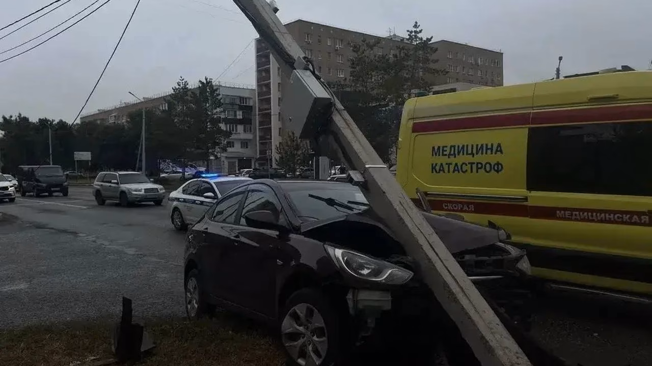 В Оренбурге водитель «Соляриса» врезался в столб, пытаясь избежать ДТП