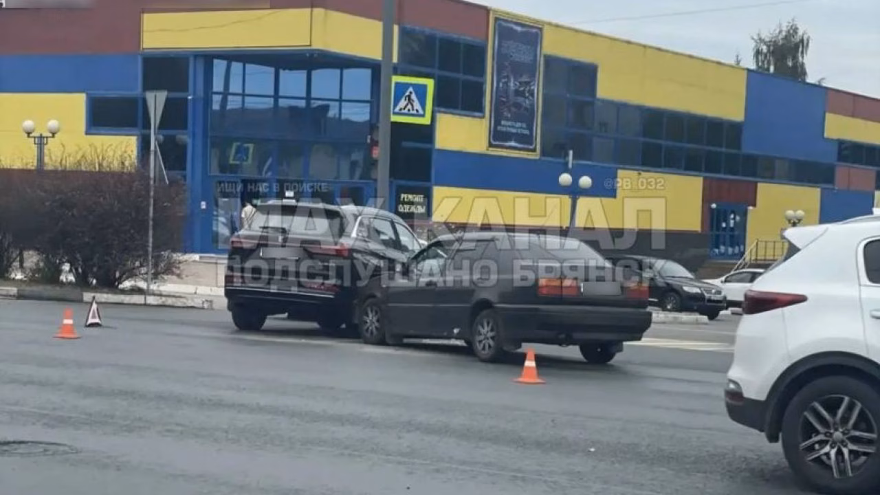 Две иномарки не поделили перекресток у брянского Таксопарка