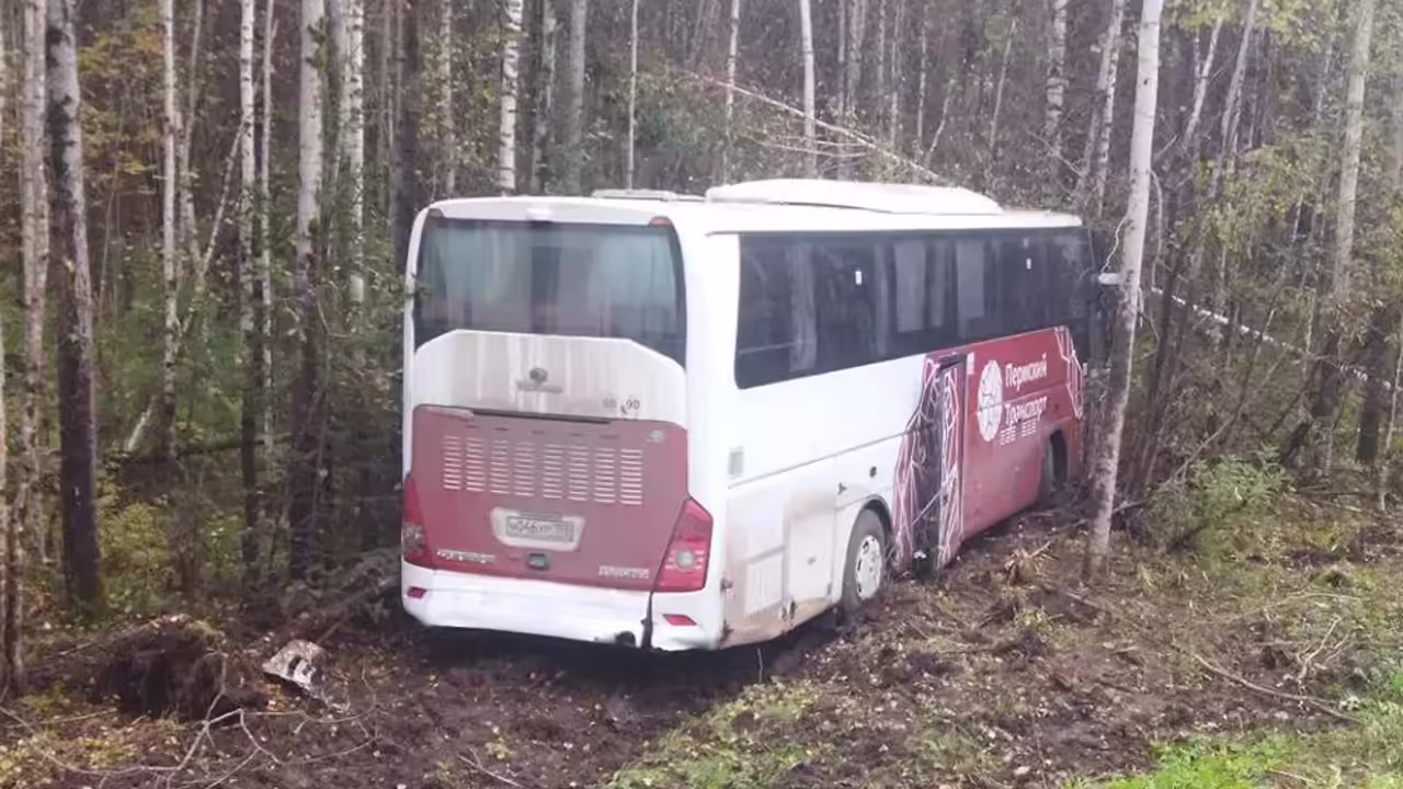 Водитель легковушки погиб при столкновении с автобусом в Пермском крае