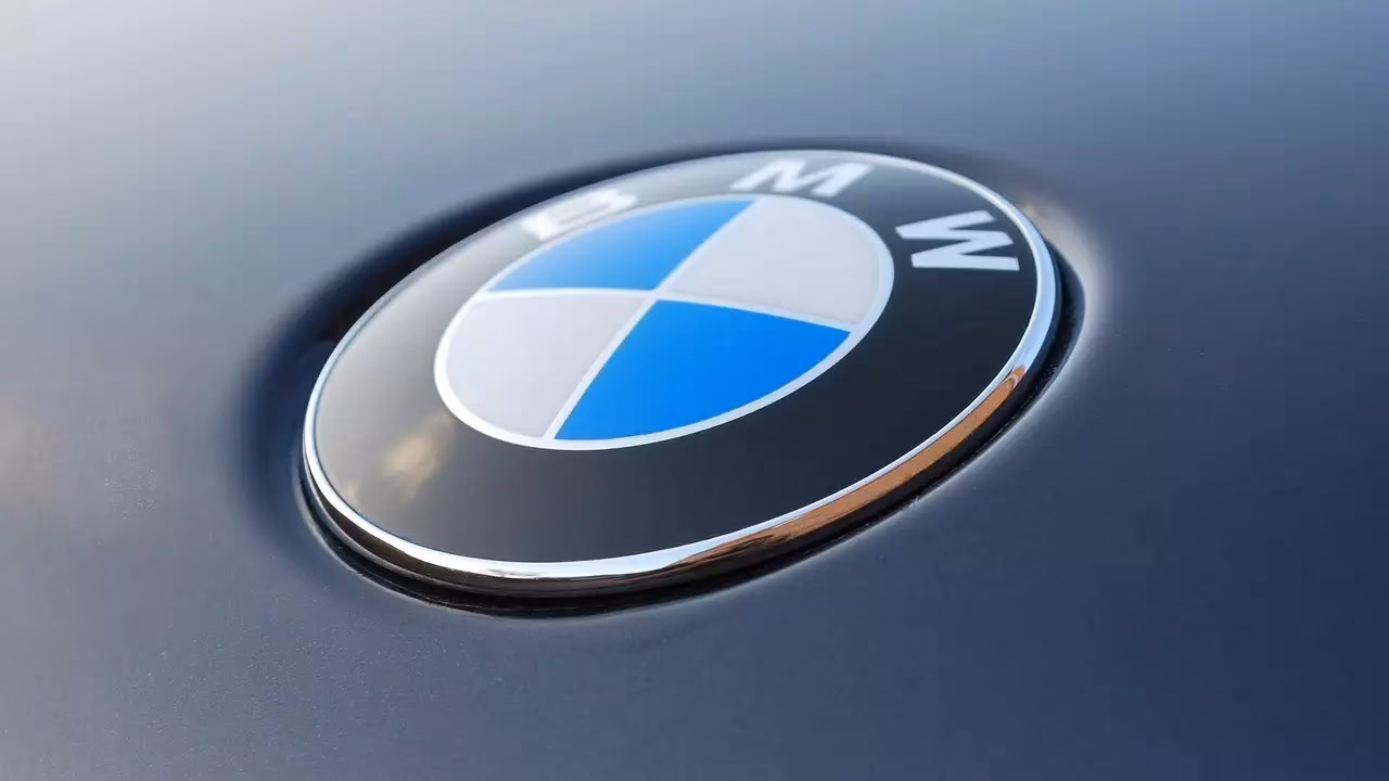 Дрифт без усилий: BMW научит свои машины намеренно срываться в управляемый занос