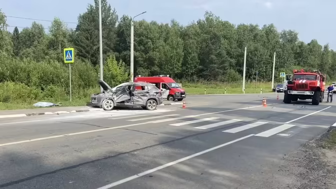 В Ижевске при столкновении легковушки и грузовика погиб водитель
