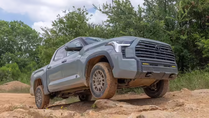 Toyota обновила популярный внедорожник новым пакетом для бездорожья