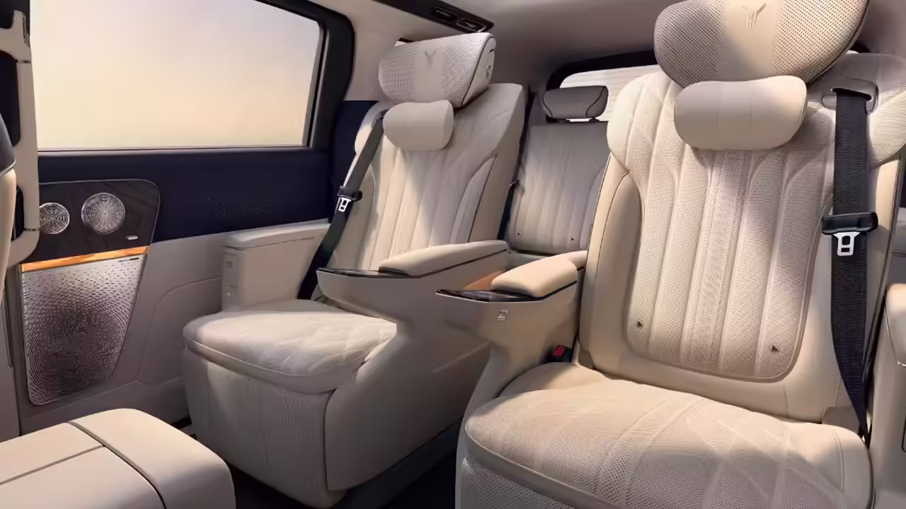 В России появится крутой минивэн со статуэткой в стиле Rolls-Royce на капоте
