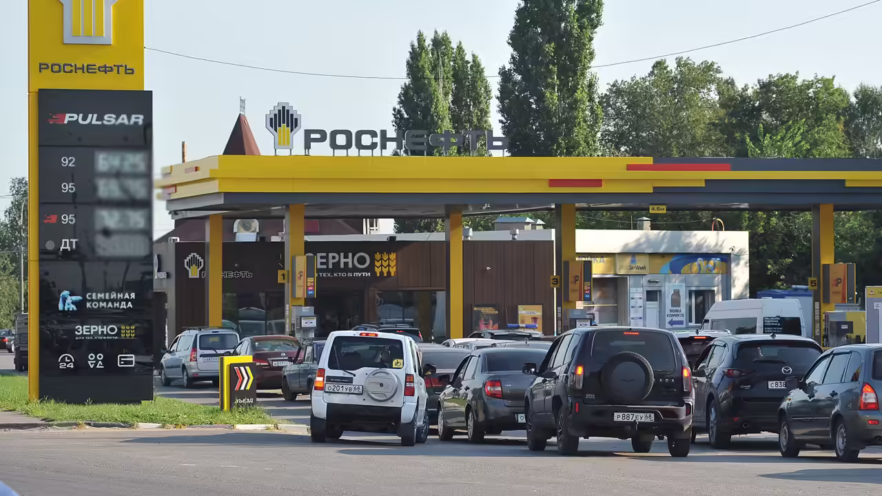Очереди на «Роснефти», штрафы за чужие нарушения и отзыв кроссоверов: главное за неделю