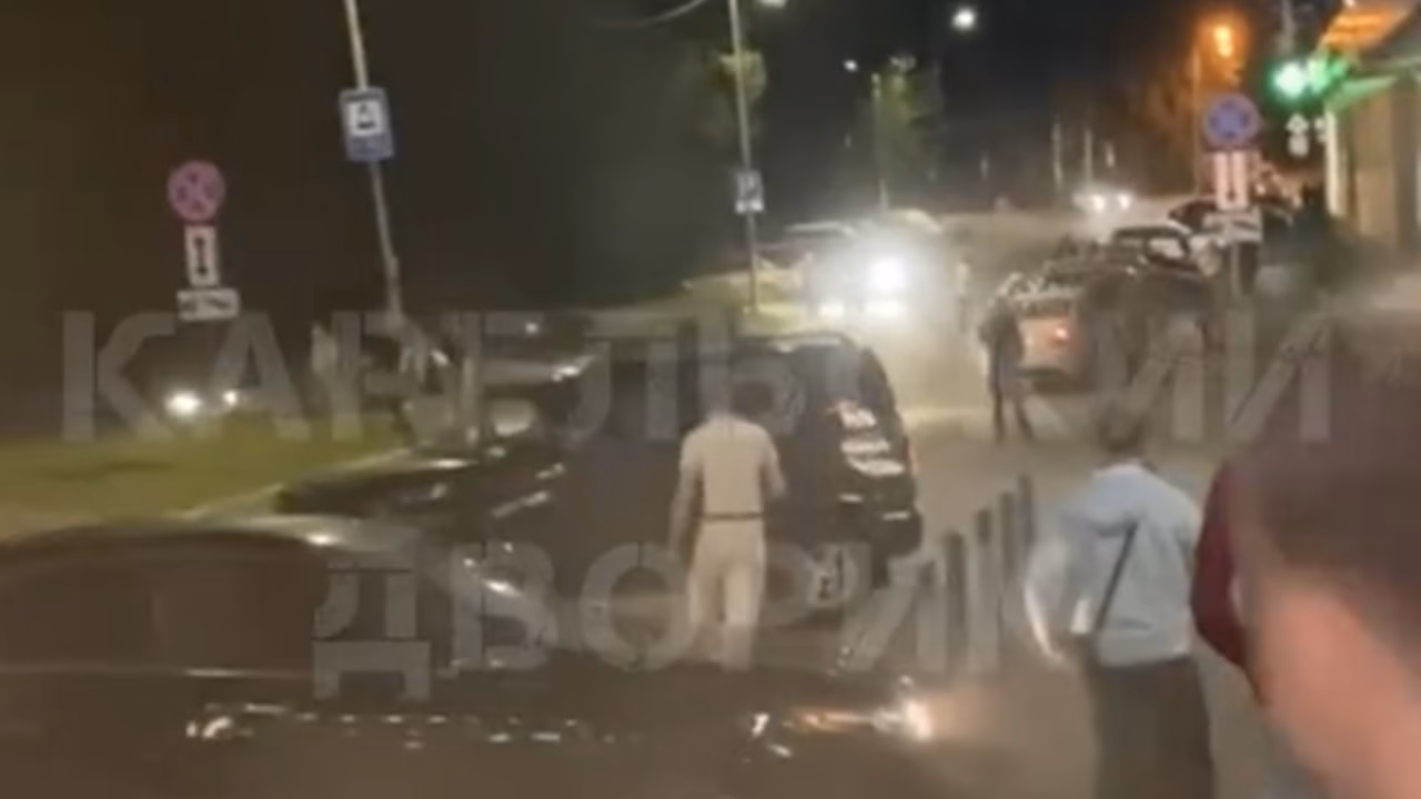 В Петрозаводске на видео сняли, как водитель УАЗ врезался в машины и опрокинулся