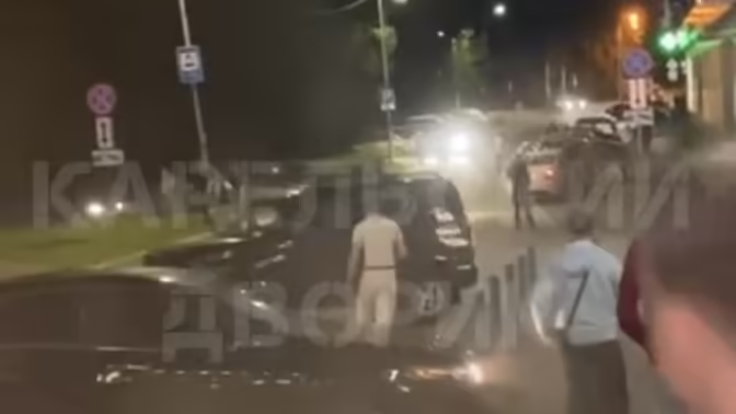 В Петрозаводске на видео сняли, как водитель УАЗ врезался в машины и опрокинулся