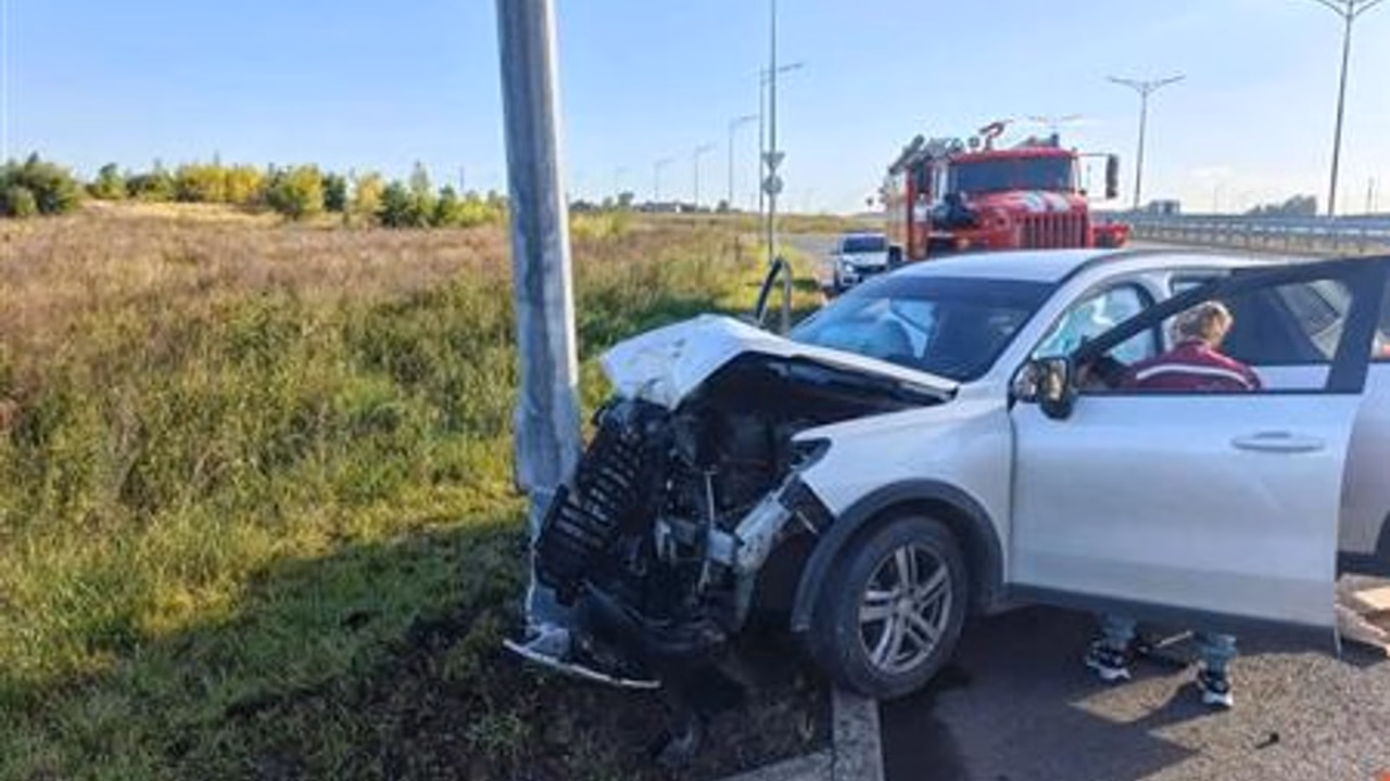 Трое мужчин попали в больницу после столкновения машины со столбом под Самарой