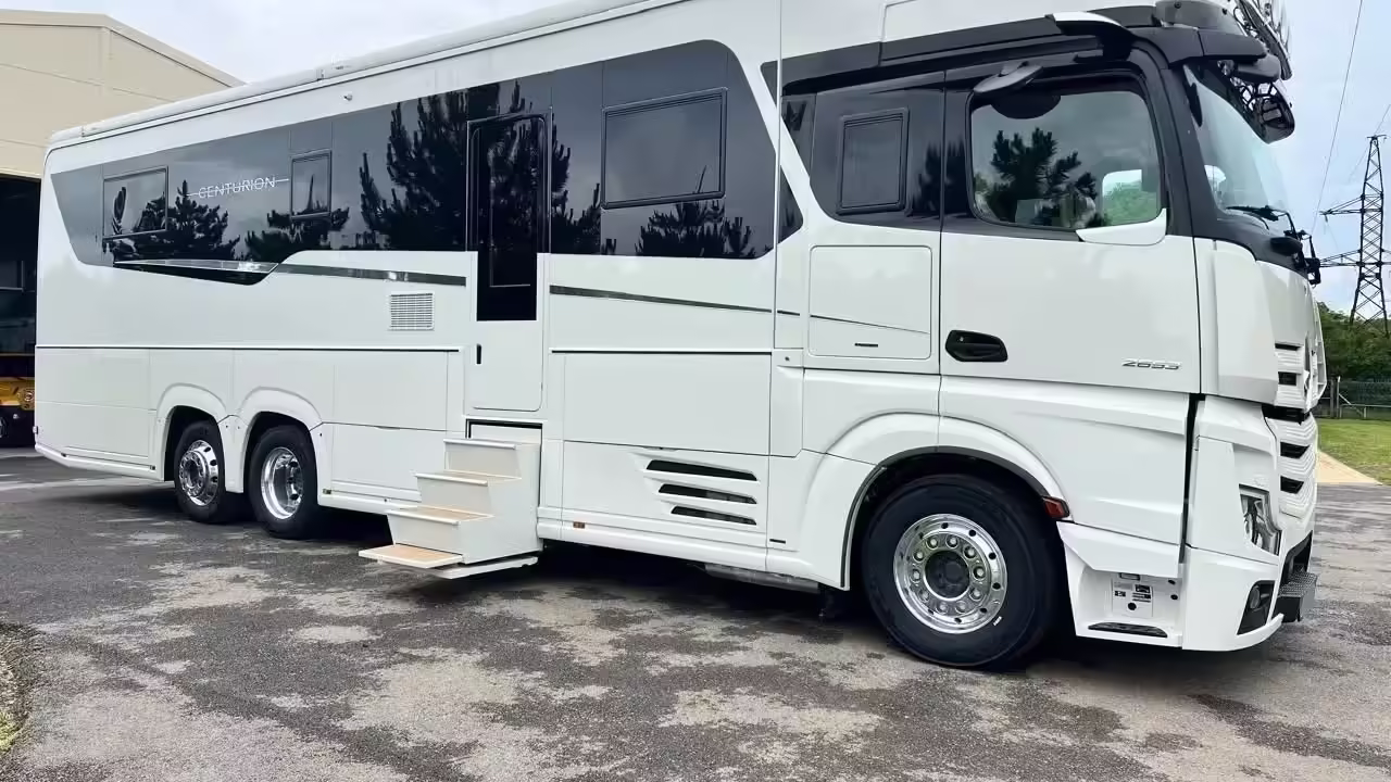 В России больше года не могут продать уникальный автодом на базе Mercedes Actros