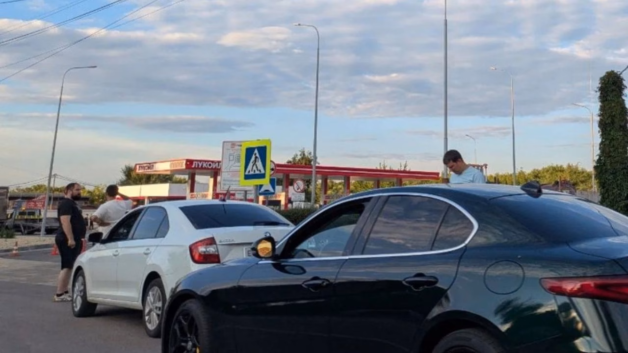ГИБДД Брянской области просит автомобилистов соблюдать ПДД в очередях на АЗС