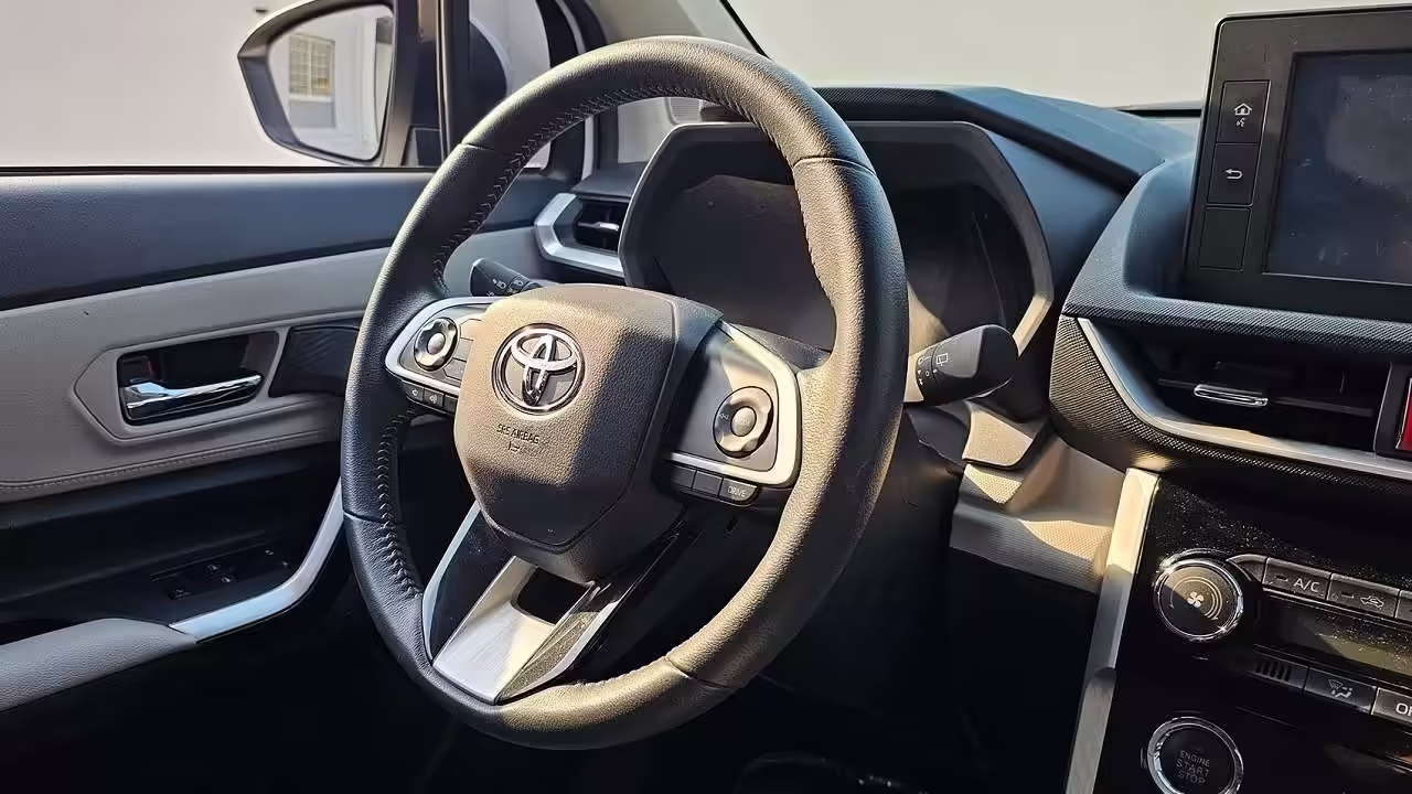 Новые семиместные Toyota Veloz появились в России по цене от 3 млн рублей