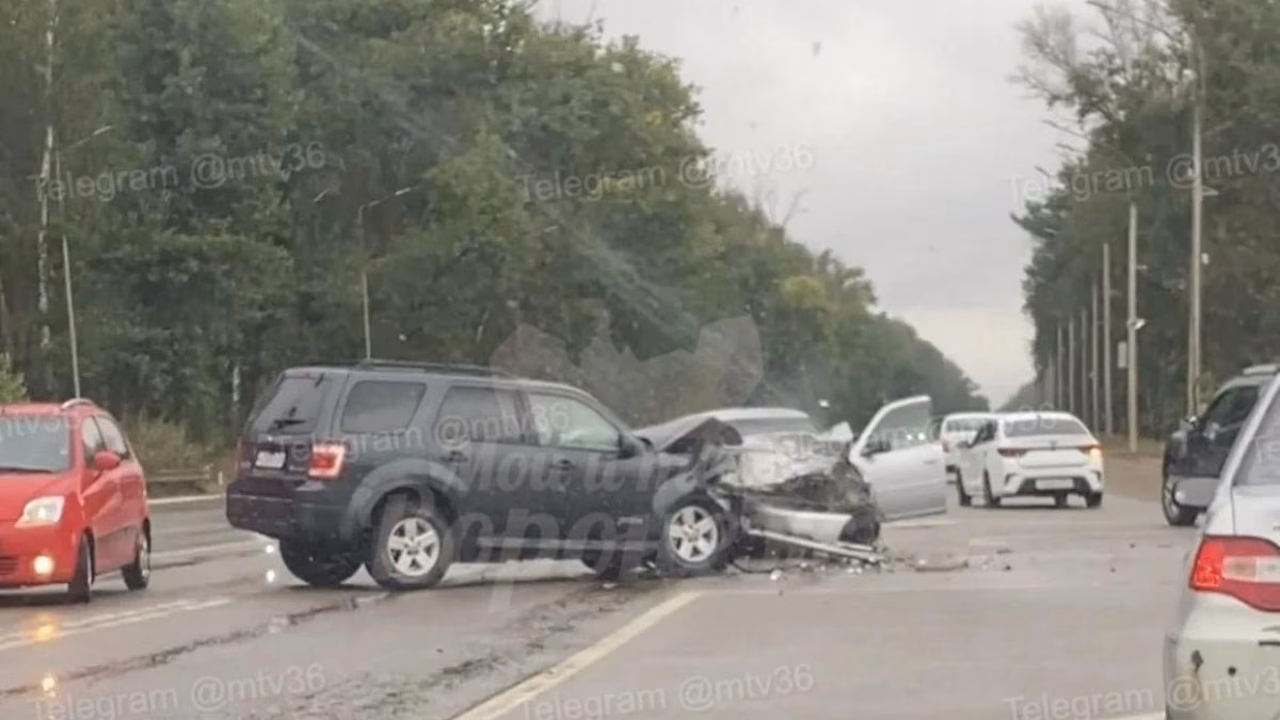 В Воронеже столкнулись Ford и Toyota, три человека пострадали