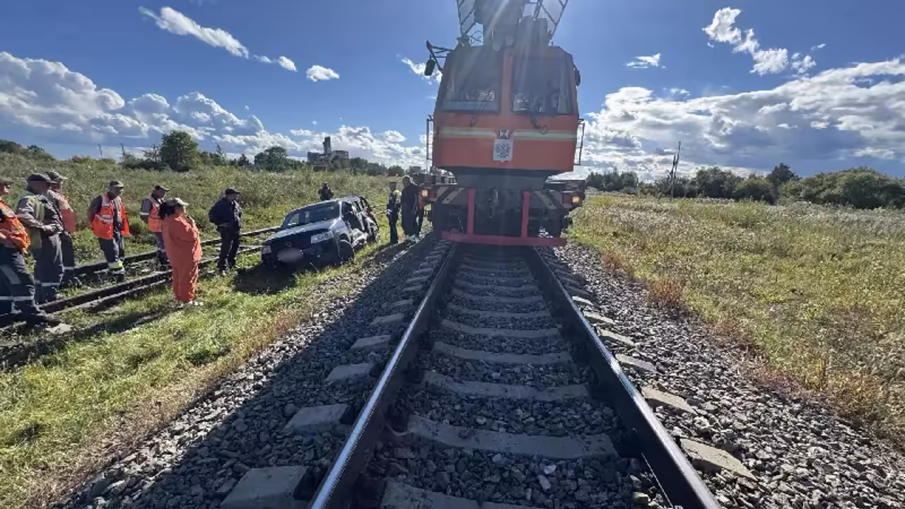 В Березовке автомобиль столкнулся со спецтранспортом на железнодорожном переезде