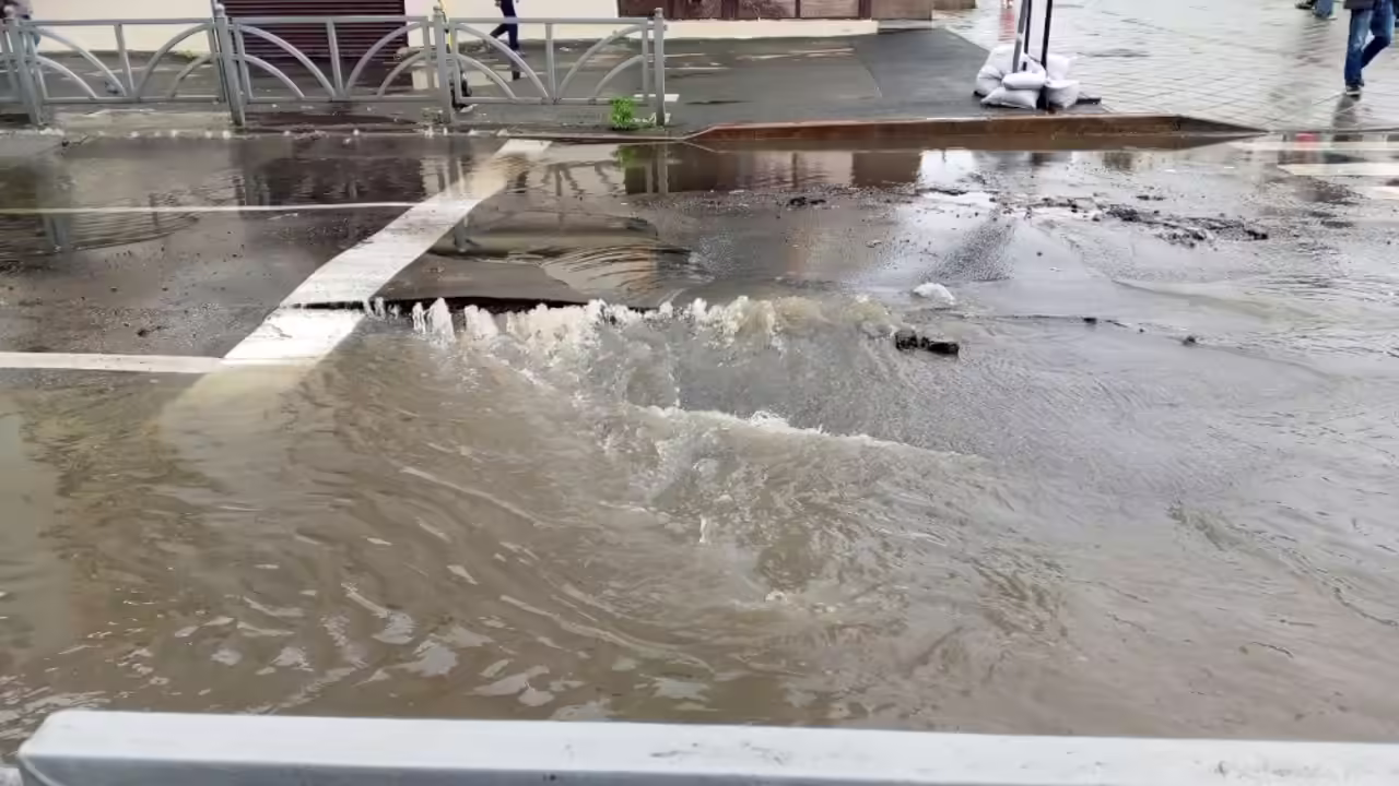 Перекресток в центре Екатеринбурга снова затопило, асфальт провалился