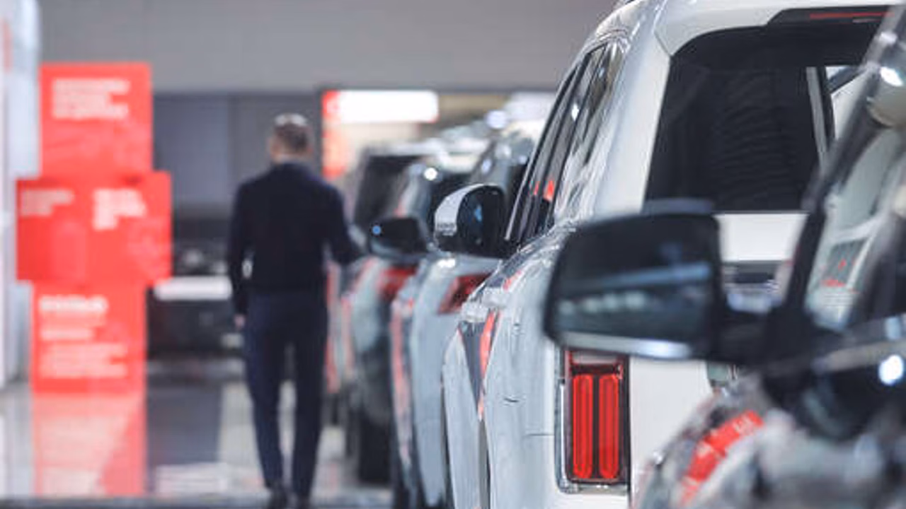 Автостат: продажи автомобилей в России упали на 15%