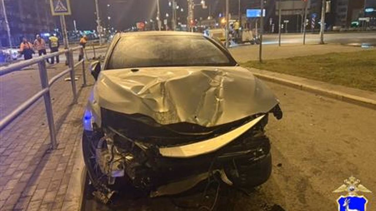 В Самаре Toyota врезалась в дорожный знак, пострадали два человека