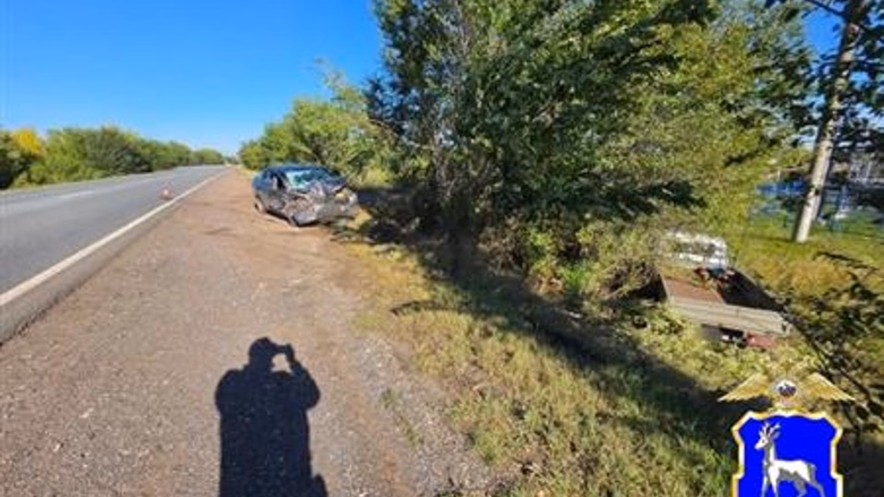 В Волжском районе после столкновения "Гранты" и грузовика госпитализировали трех человек