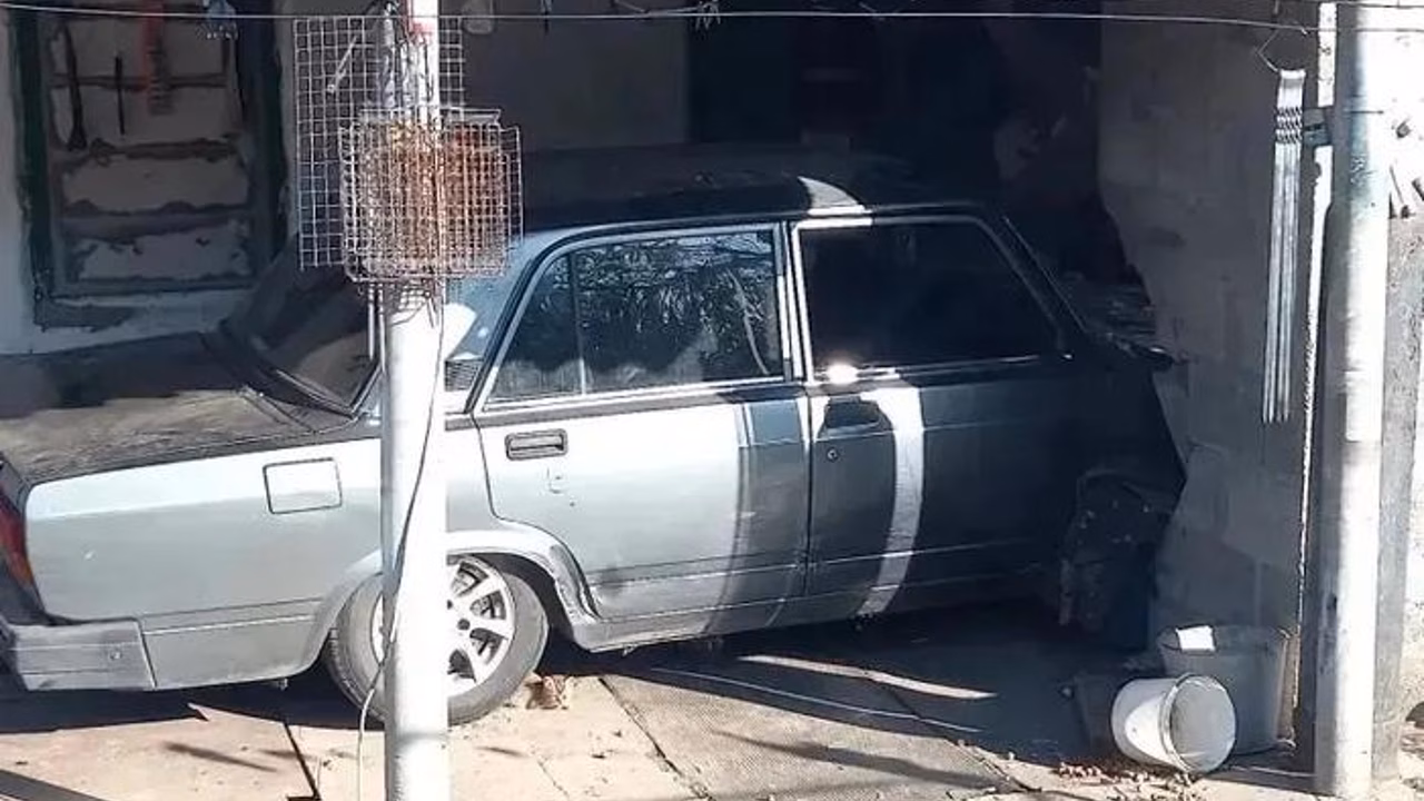 На Кубани пьяный водитель на ВАЗ-2107 врезался в жилой дом, есть пострадавшие