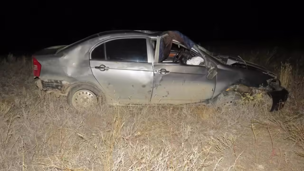 Под Акбулаком иномарка ушла в кювет и перевернулась: пострадали водитель и пассажирка