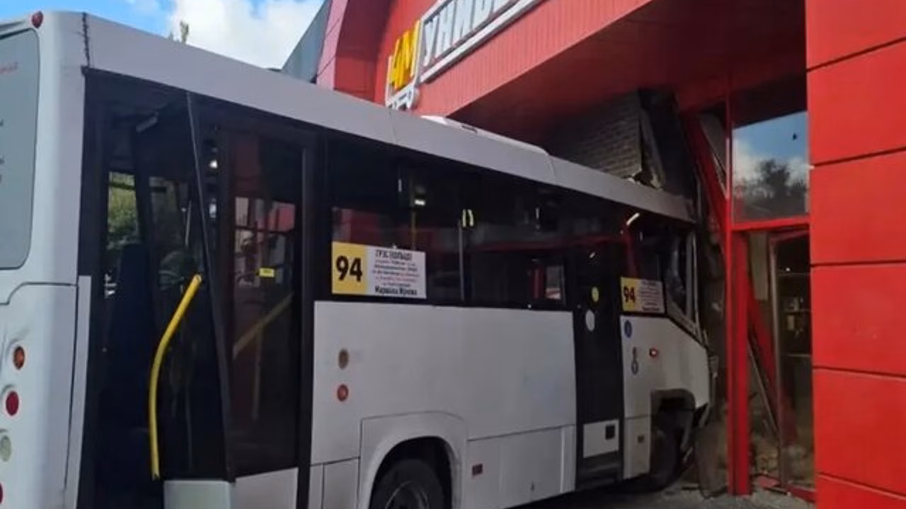 Водитель автобуса, врезавшегося в здание ТЦ в Симферополе, госпитализирован