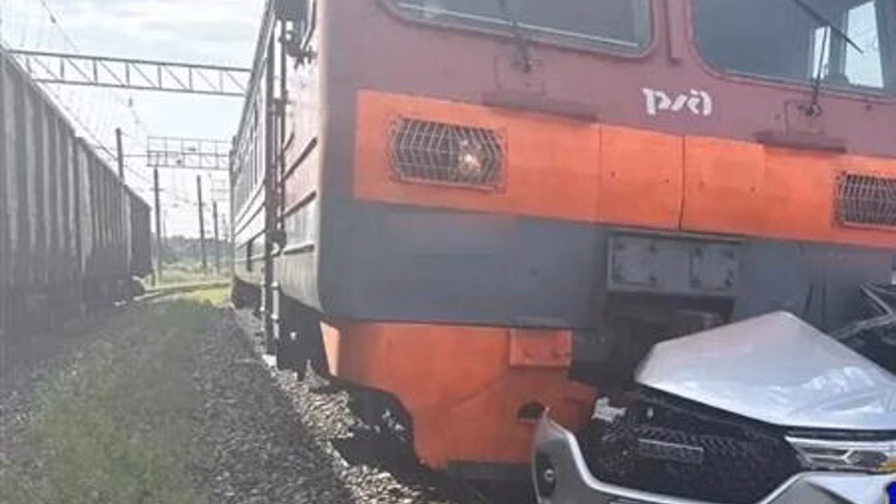 В столкновении автомобиля с поездом в Сызрани погиб человек