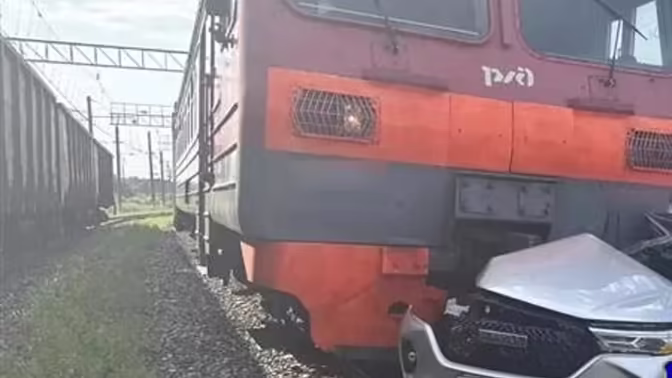 В столкновении автомобиля с поездом в Сызрани погиб человек