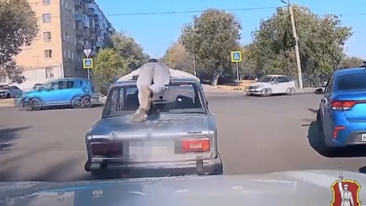 В Волгограде на видео попало, как пассажир прокатился на крыше "Жигулей"