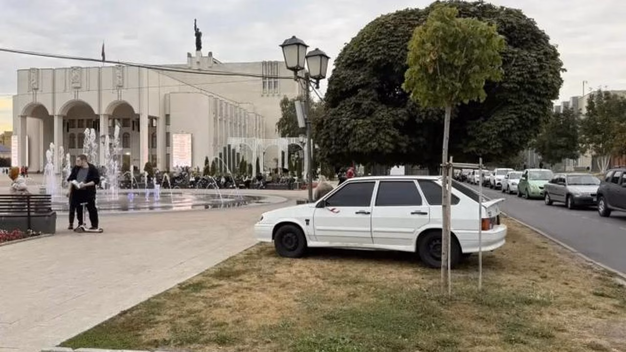 В Курске нашли хозяина авто, припарковавшегося на газоне на Театральной площади