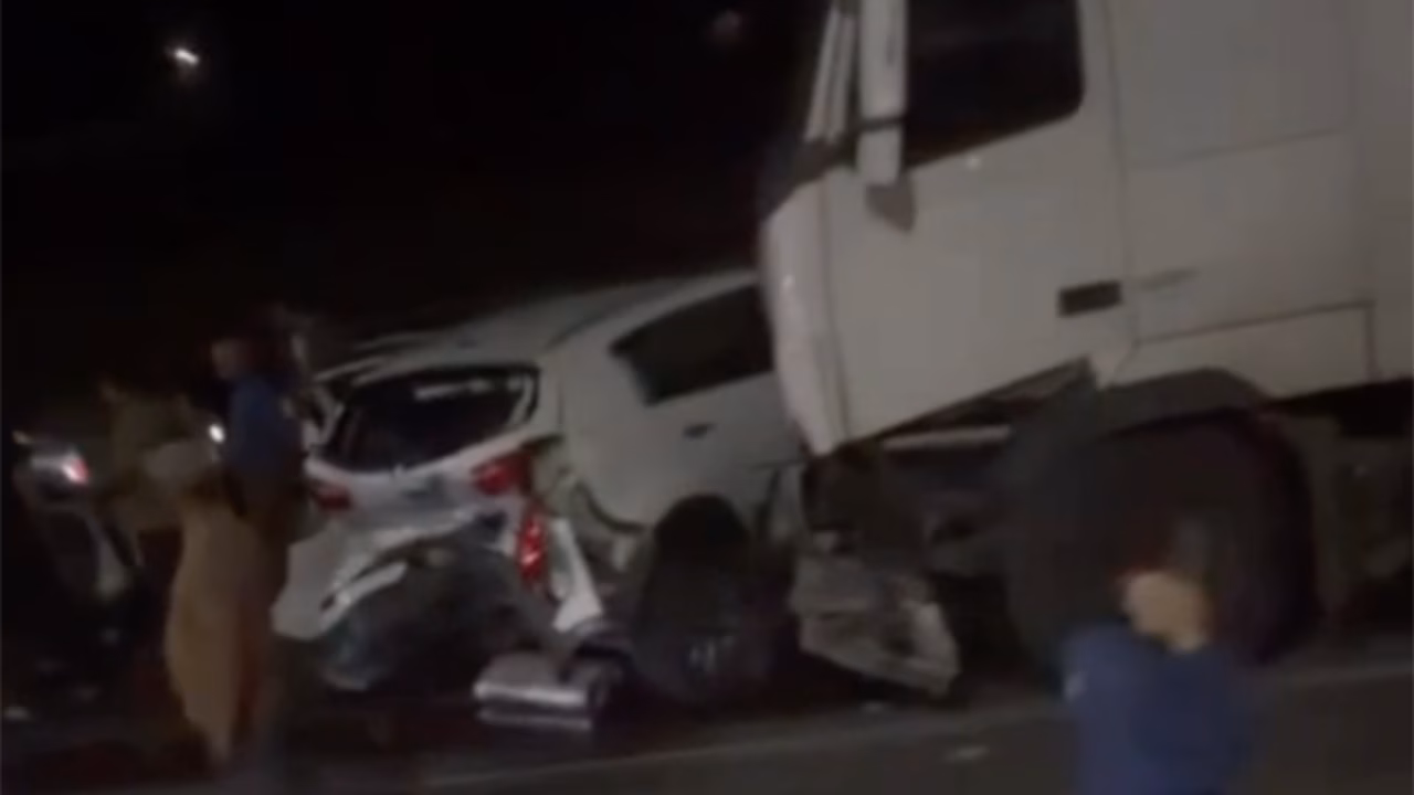 В Дагестане на видео сняли последствия серьезной аварии с легковушкой и фурой