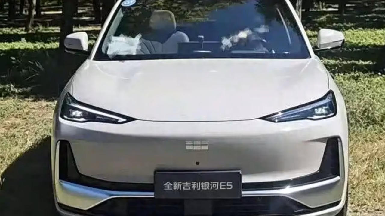 Новый Geely EX5 показали на фото до премьеры: огромный багажник и 300 л.с.