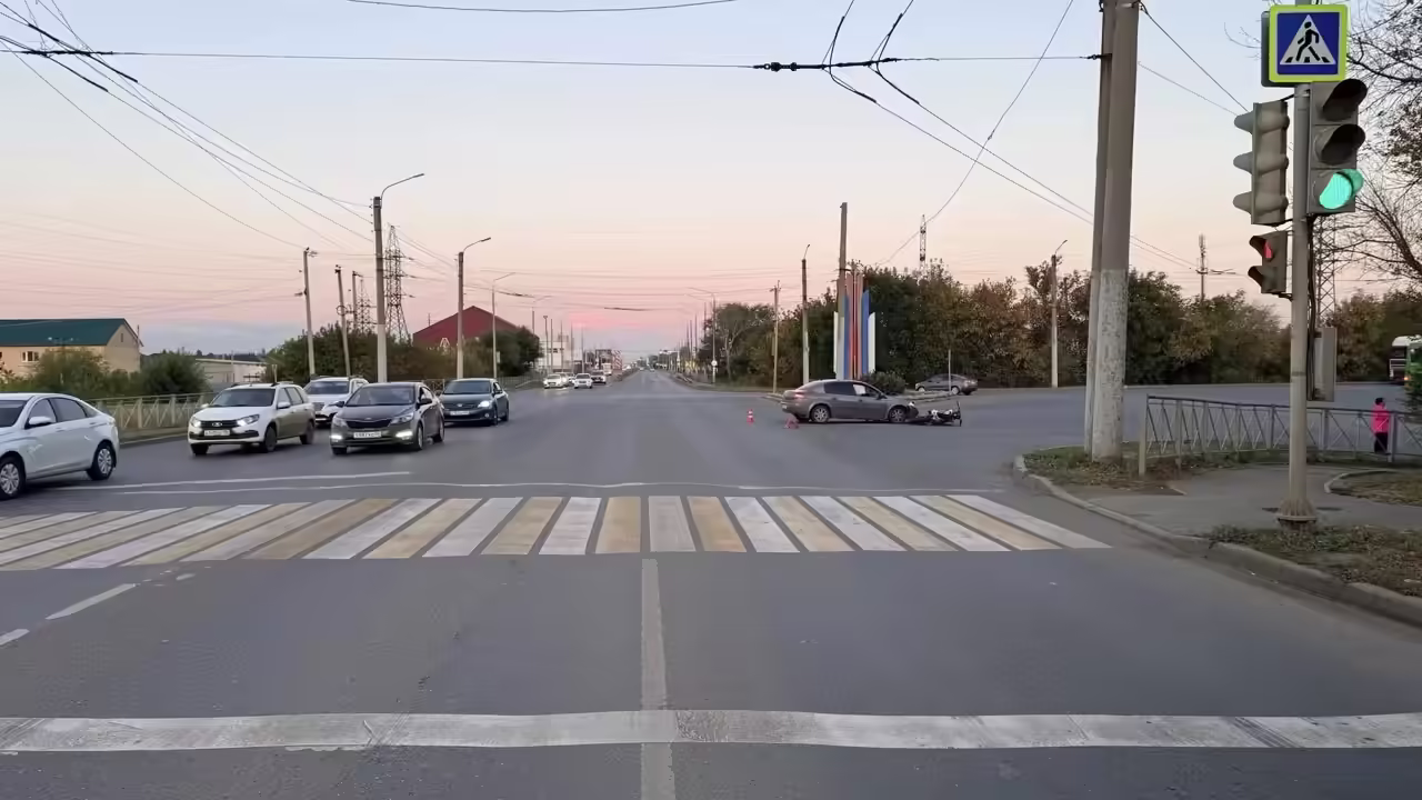 Не уступил дорогу: в Оренбурге иномарка сбила юного питбайкера