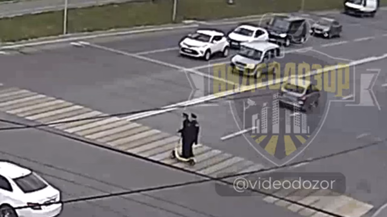 В Уфе на видео попало, как двое мужчин полицейской форме прокатились на самокате