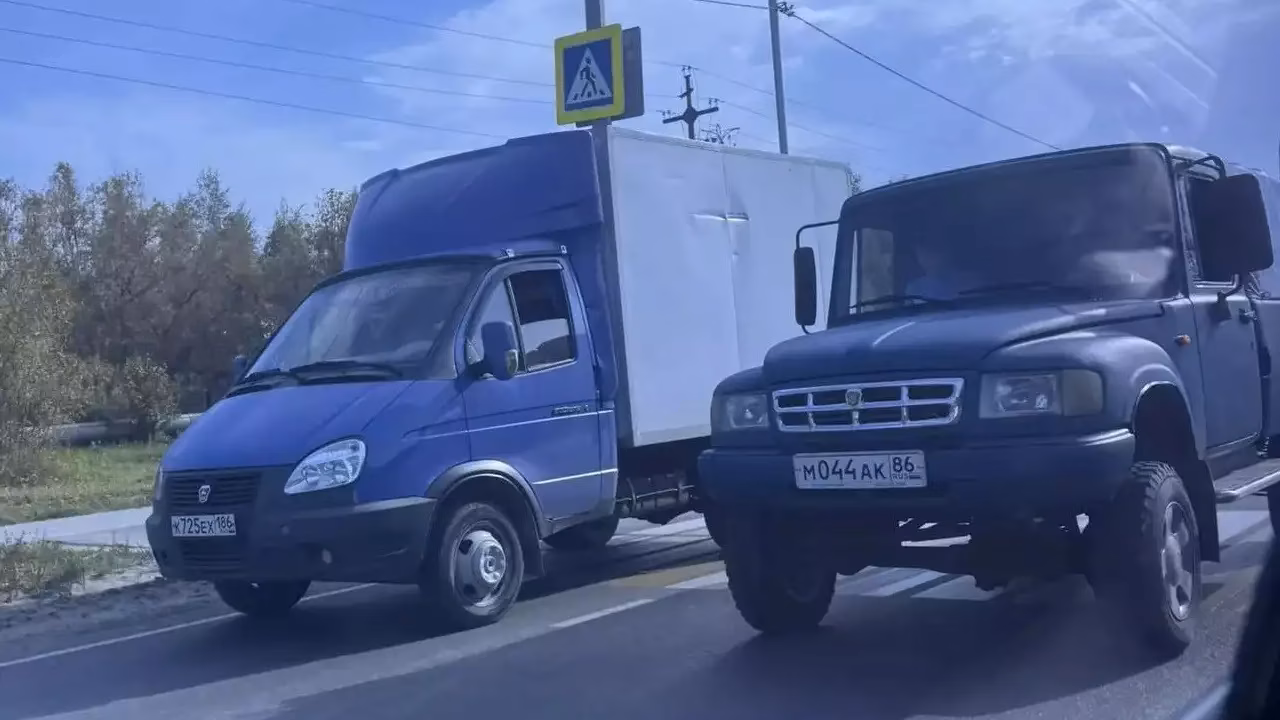 Редкий пикап ГАЗ-2308 «Атаман» сфотографировали на дороге