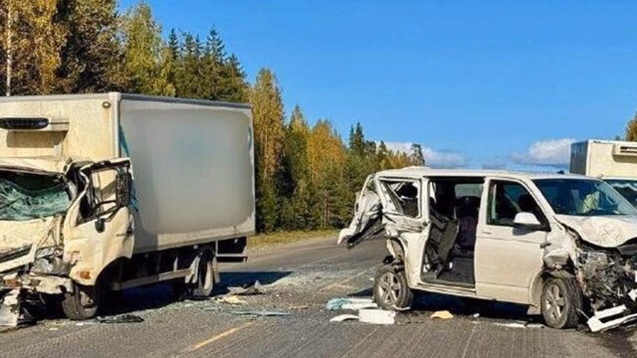 Семь человек пострадали при наезде грузовика на микроавтобус в Карелии