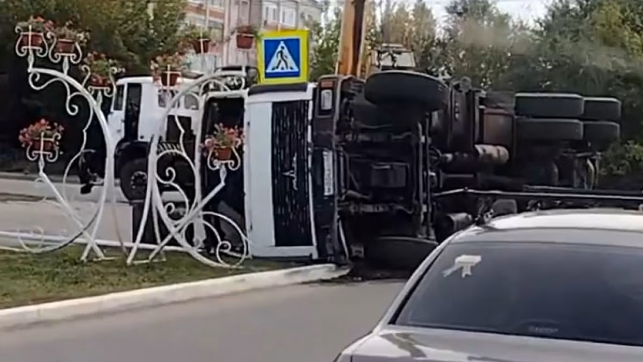 В Россоши КамАЗ перевернулся возле торгового центра