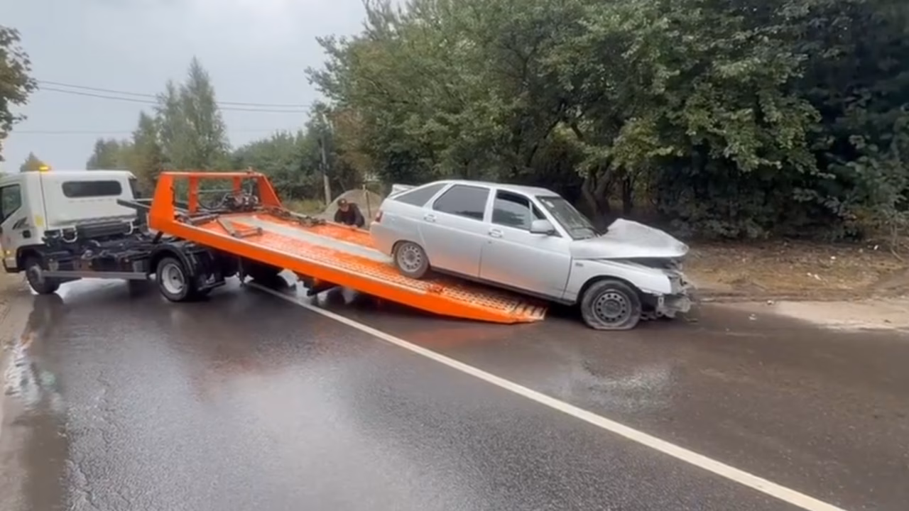 В Курске 17-летний водитель автомобиля столкнулся с деревом