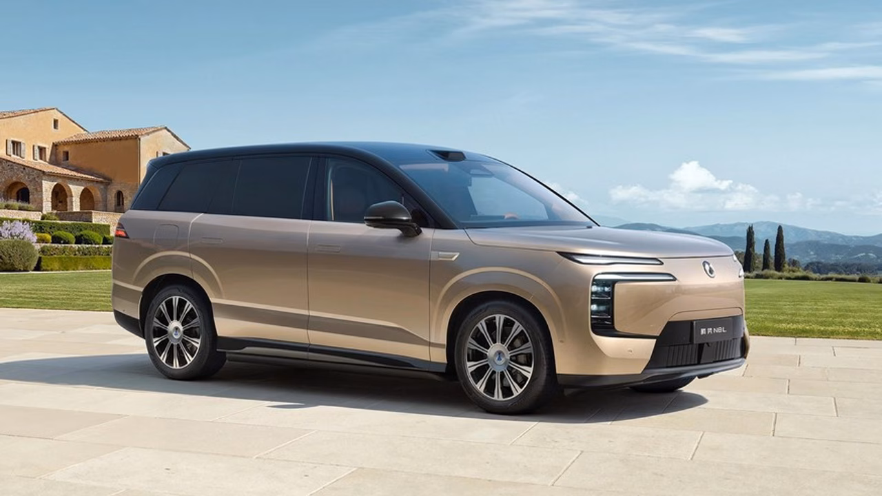 Кроссовер Denza N8L от BYD получил новую начинку и подешевел