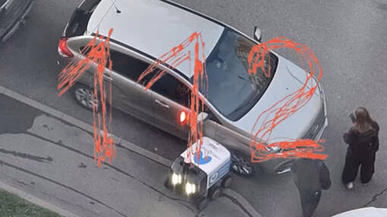 112: робот-доставщик устроил ДТП с припаркованным авто и остался ждать хозяина