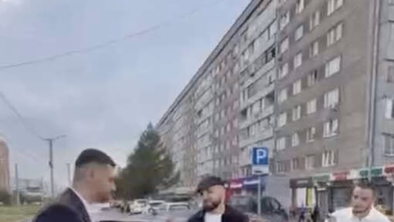 112: в Красноярске молодожены решили сыграть в нарды прямо на дороге