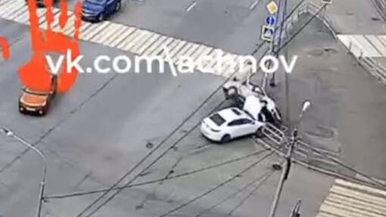 В Челябинске на видео попал момент ДТП с двумя легковушками