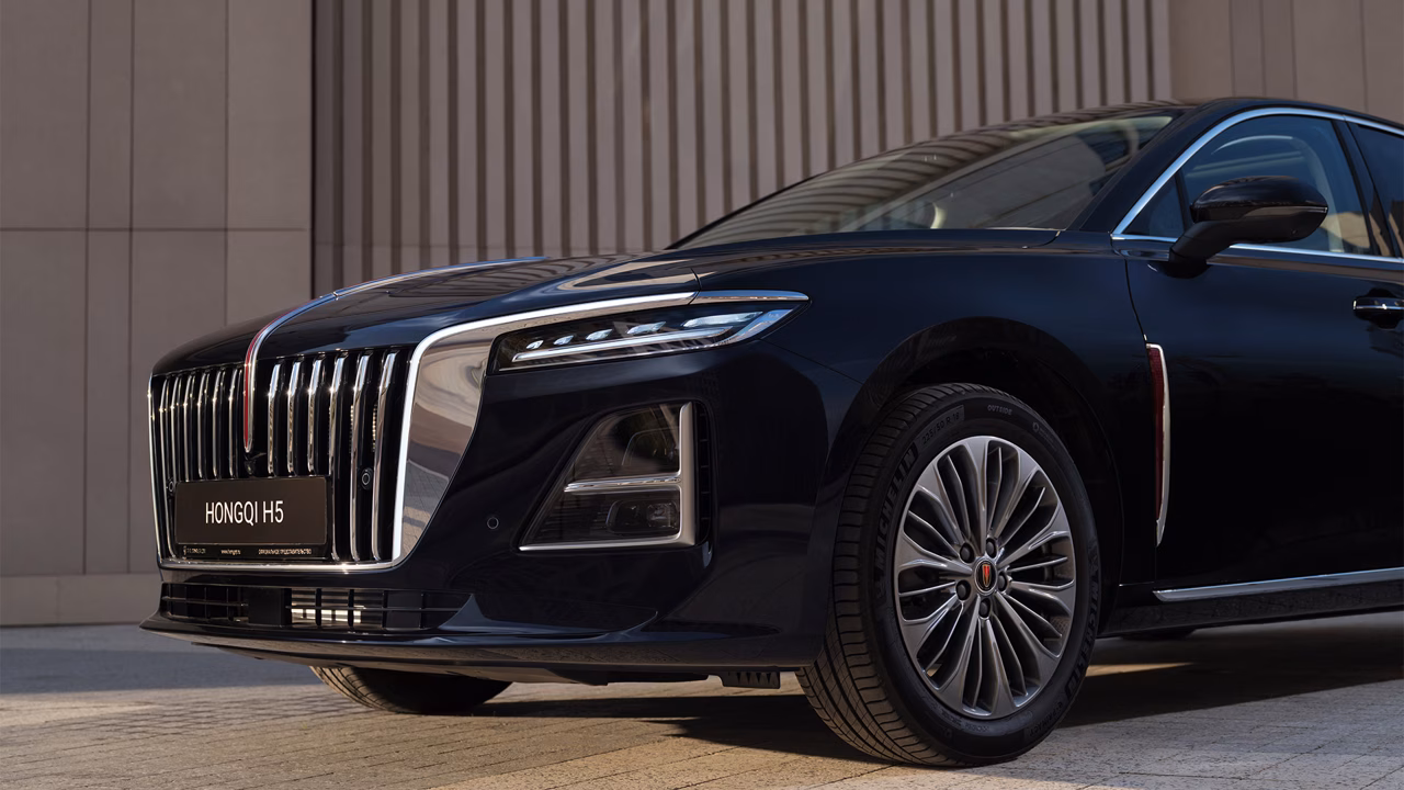 В России стартовали продажи нового Hongqi H5: стоимость, особенности и характеристики