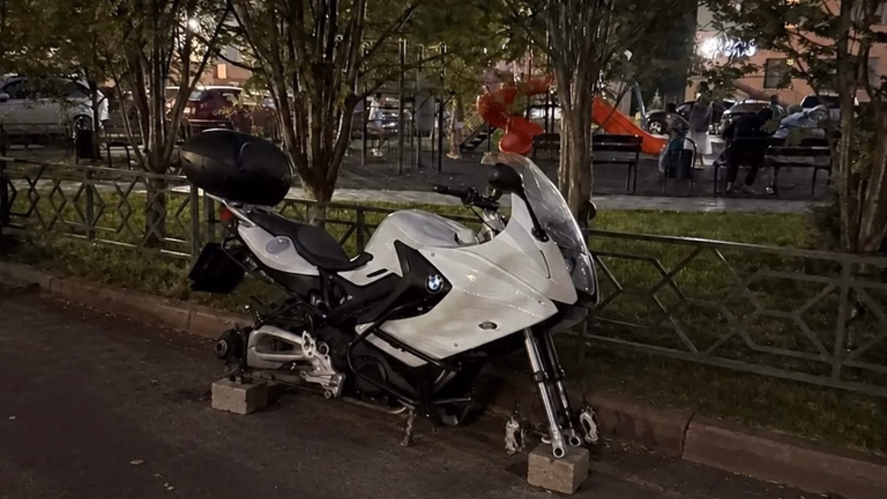 В Кемерове неизвестные облили желтой краской мотоцикл BMW