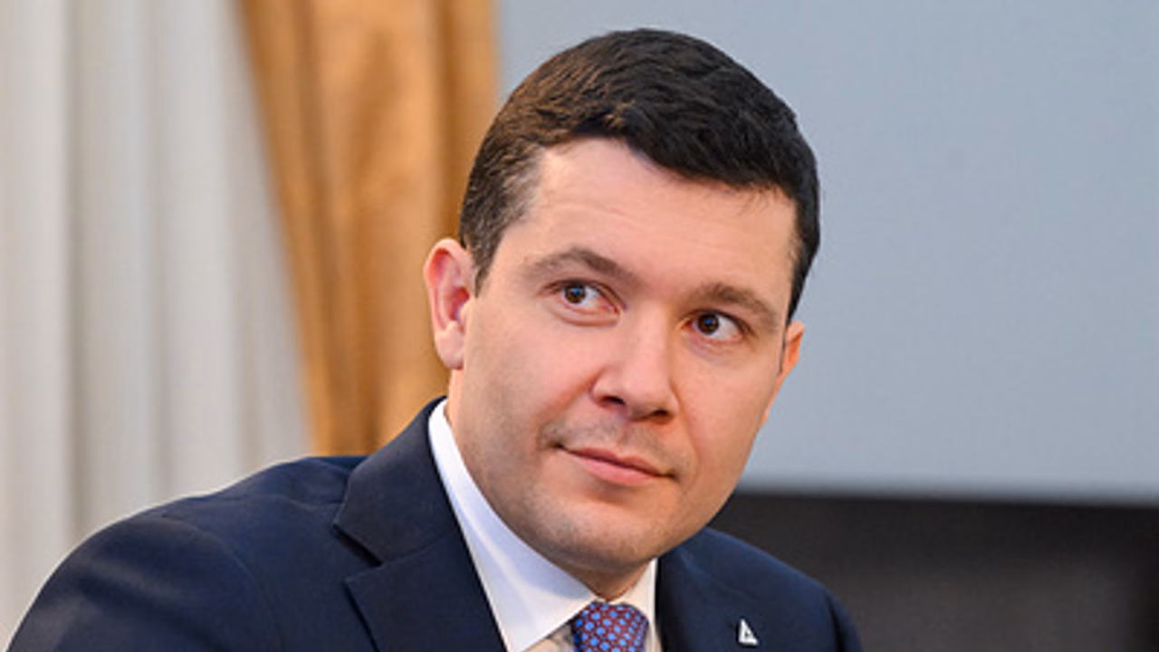 Алиханов приобрел российский электромобиль "Атом"