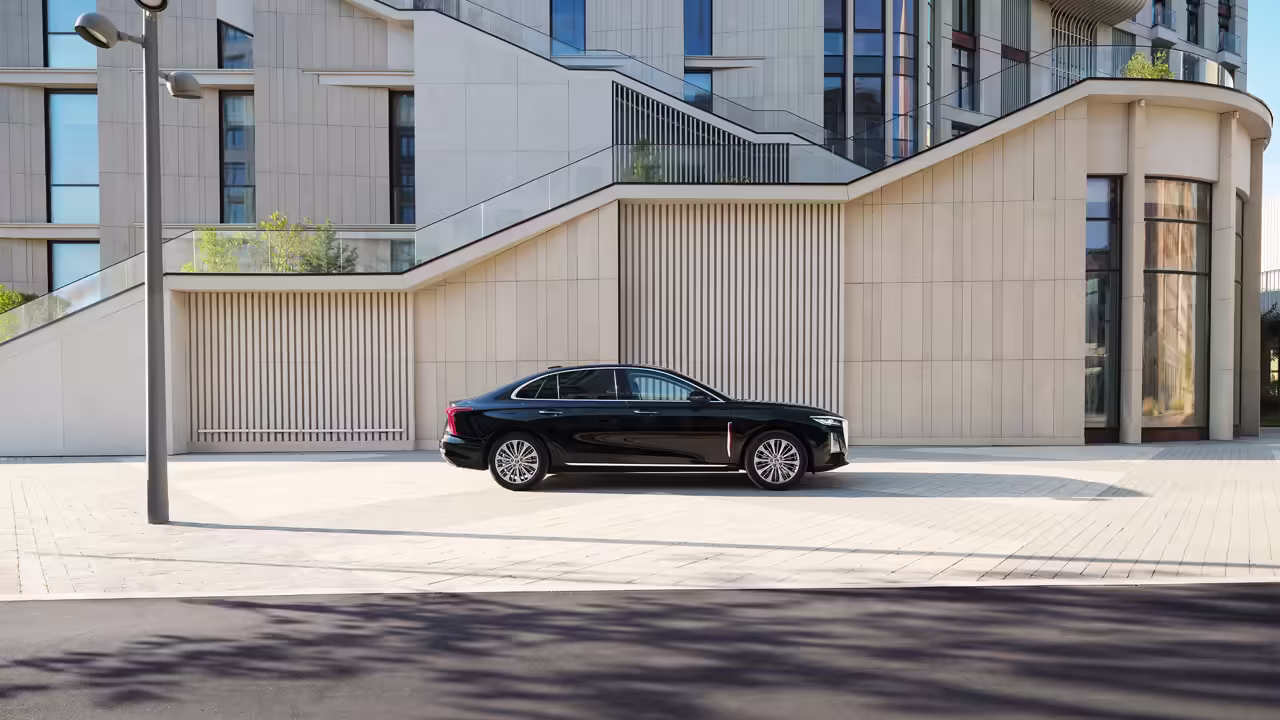 В России начались продажи обновленного седана Hongqi H5 за 4,48 млн рублей