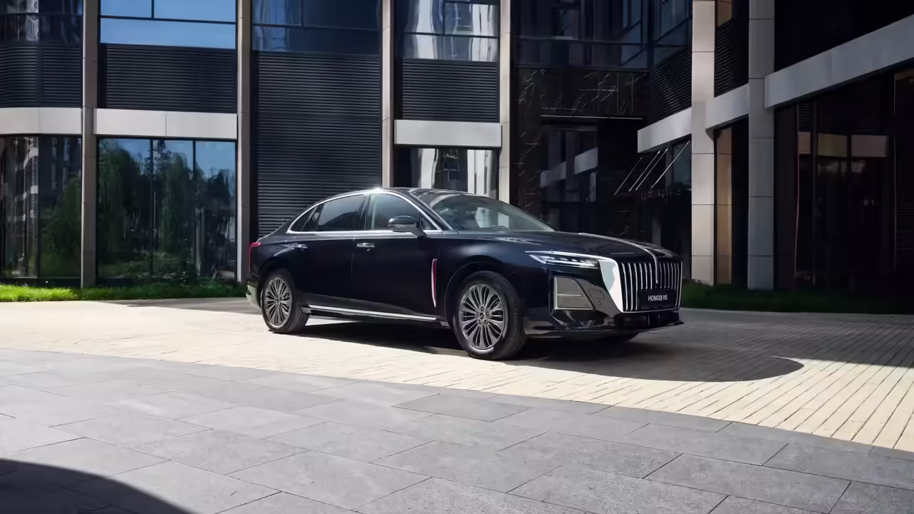 Обновленный Hongqi H5 будут продавать в России по цене от 4,5 млн рублей