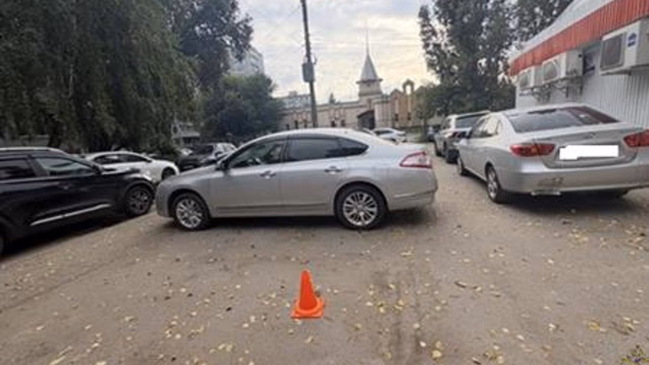 В Промышленном районе водитель на Citroën, сдавая назад, сбил пенсионерку