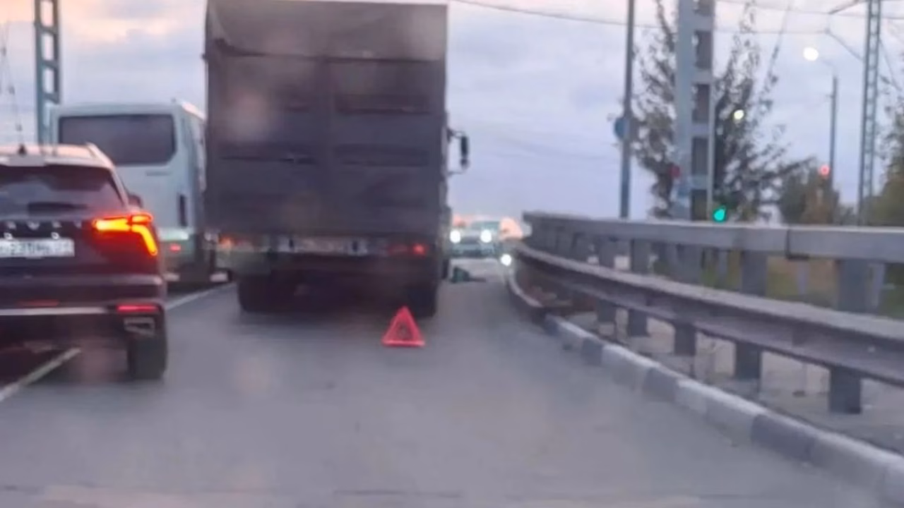 Брошенная фура создаёт пробки на Одоевском путепроводе в Туле