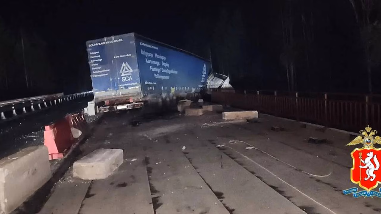 Фура протаранила ограждение и повисла на мосту в Свердловской области
