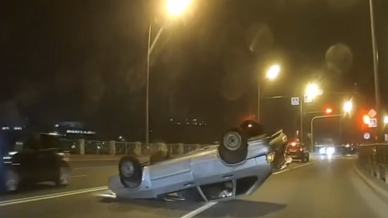 В Петербурге на видео сняли, как водитель пытался выбраться из перевернувшейся Lada